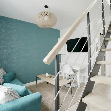 Daire Relish Baguette In Light-filled Duplex